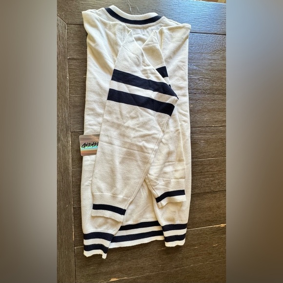 Classic New York V-Neck Sweater - White and Navy Blue NWT - Picture 9 of 10